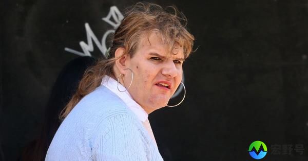 英国首位跨性别议员因索要35万英镑骚扰前妻被判有罪