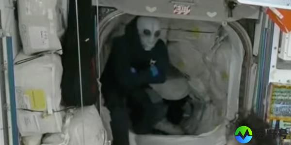 被困宇航员准备返回地球时，国际空间站上出现了“外星人”
