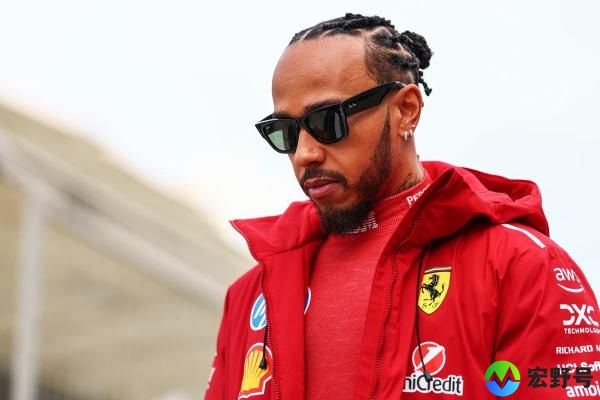 刘易斯·汉密尔顿驾驶“完全不同的”新法拉利开始F1季前测试