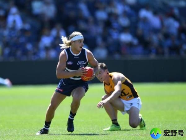 Star recruit Bailey Smith had an eye-catching first hitout for Geelong on Mo<em></em>nday against Hawthorn. (Julian Smith/AAP PHOTOS)