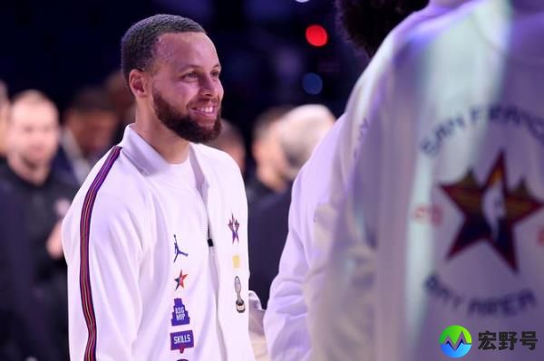 Stephen Curry warming up today.