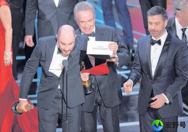 Jordan Horowitz, producer of La La Land, shows the envelope revealing Moo<em></em>nlight as the true winner of best picture.