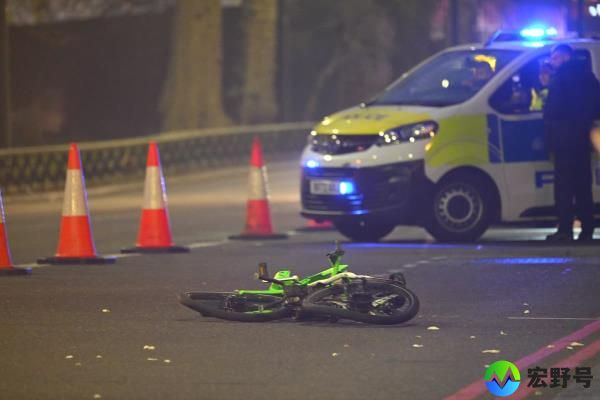 石灰自行车恐怖事件：在公园巷撞车后，骑自行车的人被送往创伤医院