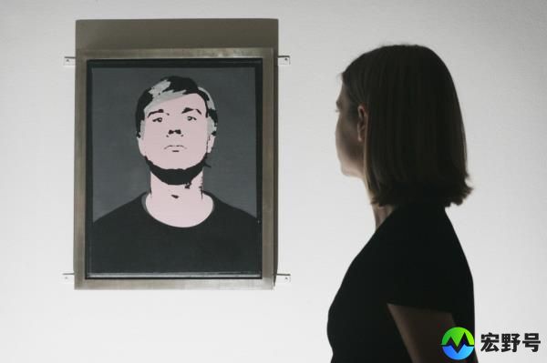 Women looking at Andy Warhol 
