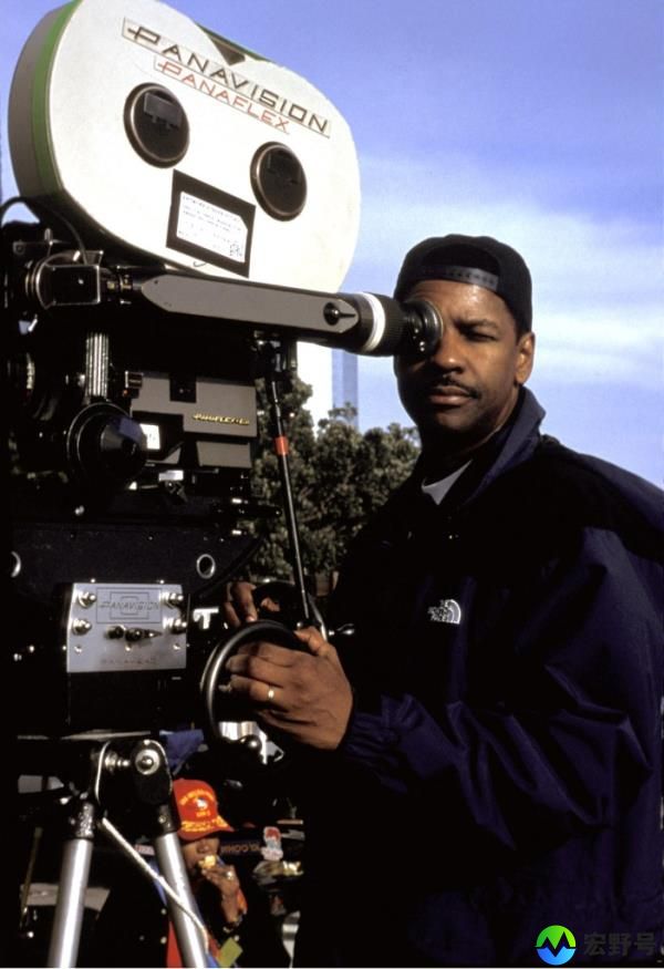 Denzel Washington on the set of 