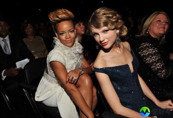 Rihanna and Taylor Swift at the 2010 Grammy Awards