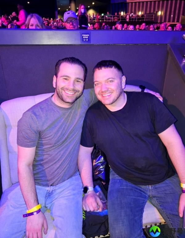 After affirming their commitment to each other, Beniamino declared: “By the power of Kelly Clarkson’s show, Las Vegas, New Year’s 2024, I pro<em></em>nounce you both husband and husband.”