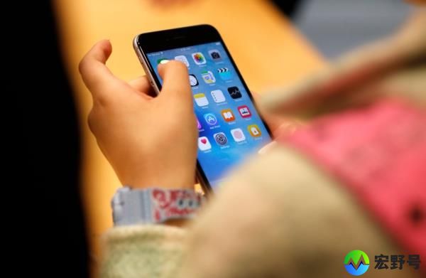 Child holding an Apple iPhone 6S in an Apple Store in Chicago