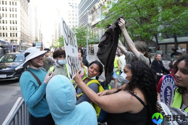Counter-protestors argue with pro-Palestine protestors during a rally outside the New School as faculty members built an encampment inside the school 