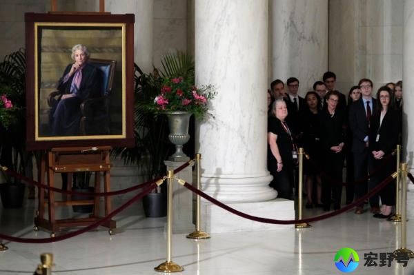 People pay their respects before the portrait of the late retired US Supreme Court Justice Sandra Day O