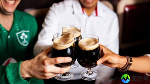 Rugby fans havin<em></em>g a pint of Guinness.