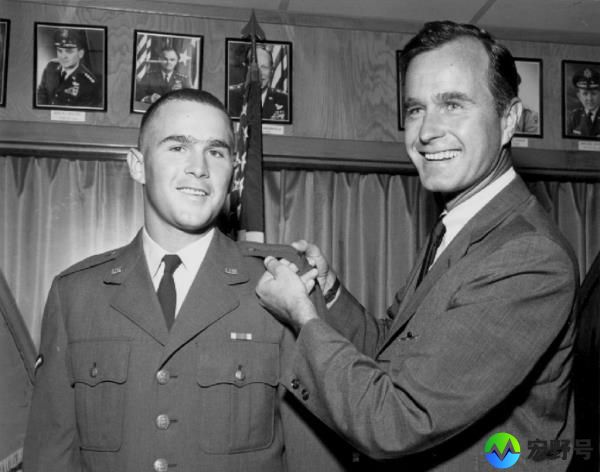 Former President George H.W. Bush poses with his son George W. Bush after he made 2nd lieutenant with the Texas Air Natio<em></em>nal Guard, at Ellington Field near Houston, Texas in 1968.