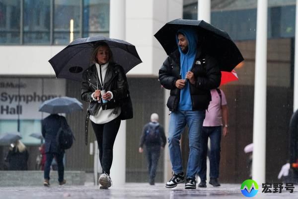 英国气象局在风暴艾格尼丝到来之前发布了天气警报