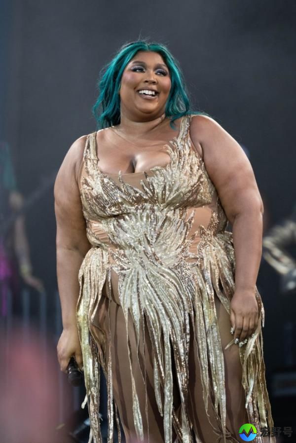 Lizzo performing at Glastonbury