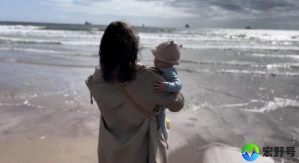 Siobhan Smith pictured with her baby at the seaside