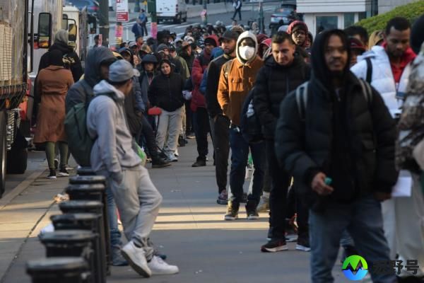Migrants line up at 26 Fedeal Plaza. 