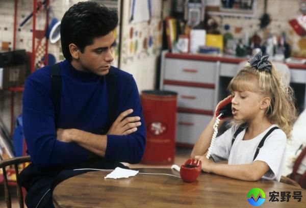 John Stamos and Jodi Sweetin on the set of 