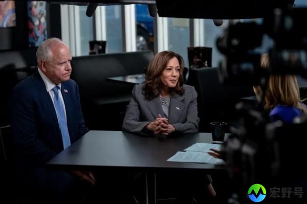 Minnesota Gov. Tim Walz and Vice President Kamala Harris are interviewed by CNNas Dana Bash at Kimas Cafe in Savannah, Georgia, on August 29, 2024.