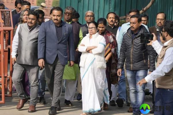 不是不尊重，我们尊重所有人：玛玛塔·班纳吉(Mamata Banerjee)评论TMC议员模仿贾格迪普·丹哈尔(Jagdeep Dhankhar)