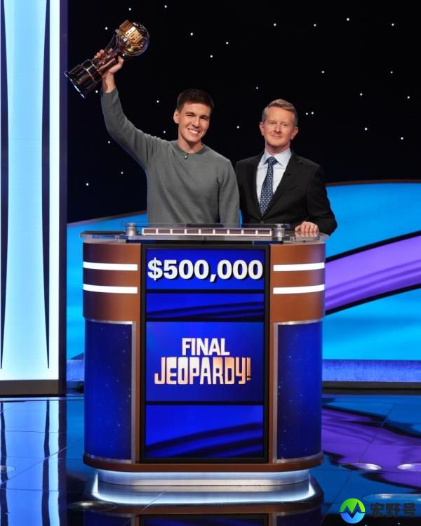 Photo of James Holzhauer and Ken Jennings. 