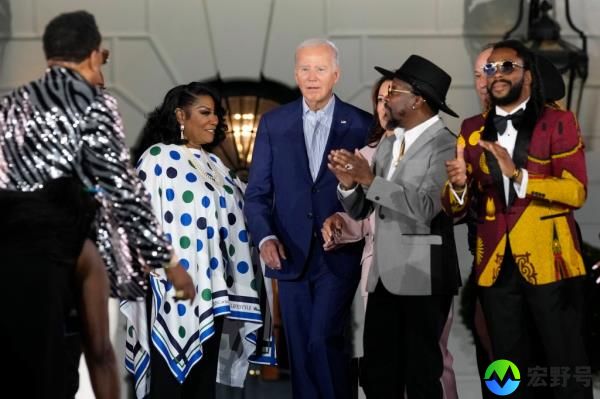 President Biden looks to singer and so<em></em>ngwriter Charlie Wilson, left, as he stands with Patti LaBelle, Anthony Hamilton and Raheem DeVaughn, right, during a June****th co<em></em>ncert on the South Lawn of the White House in Washington, Monday, June 10, 2024. 