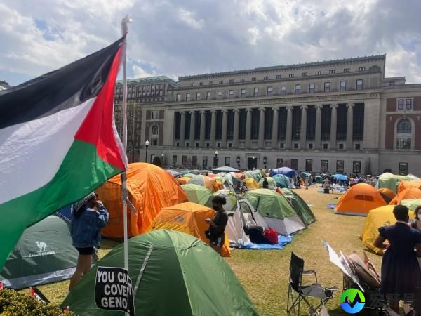 Tents and Palestine flag on Columbia lawn
