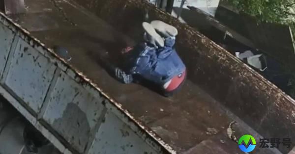 闭路电视显示，据称闯入者在毫无戒心的警察面前从屋顶坠落