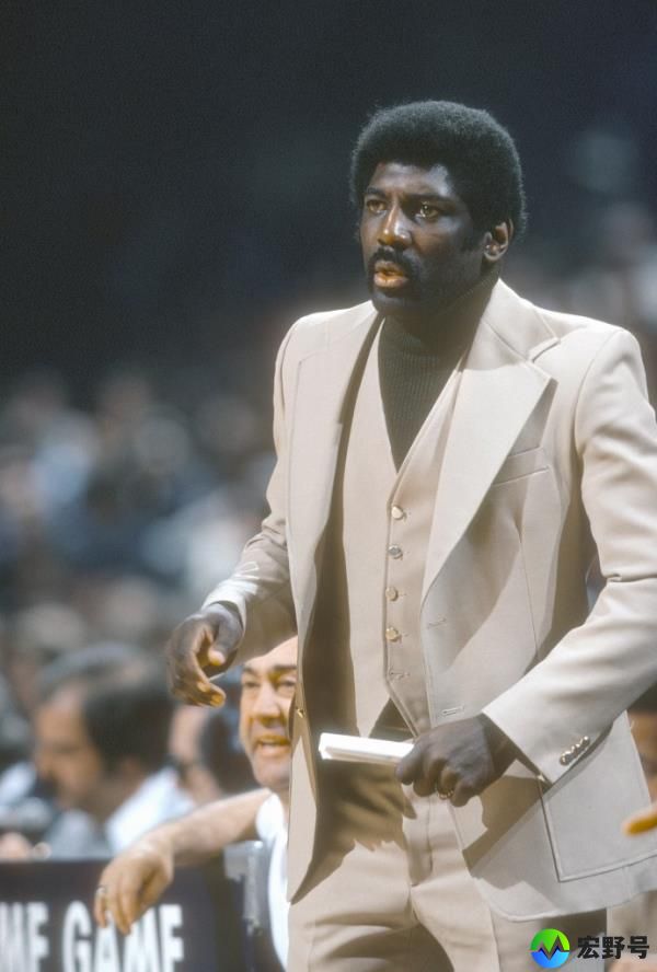 Al Attles coaching the Warriors in 1977.
