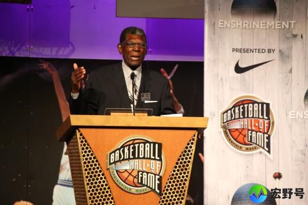 Al Attles speaks at the Basketball Hall of Fame in 2014.