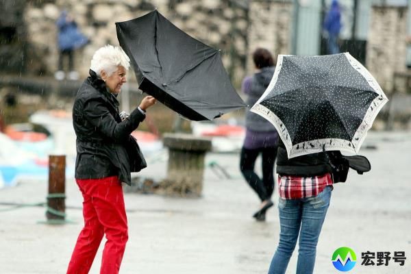 为什么英国风这么大？英国气象局在“龙卷风”、雷击和洪水之后发布天气预警