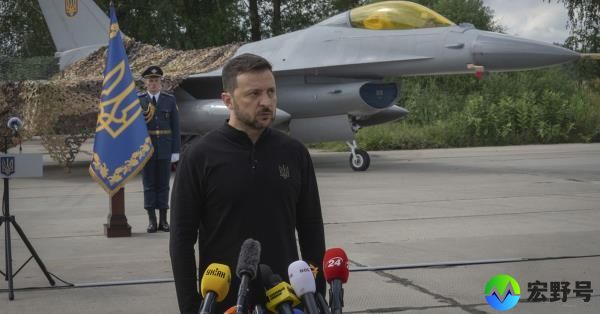 乌克兰的泽伦斯基展示了新抵达的F-16战斗机，在空中与俄罗斯作战