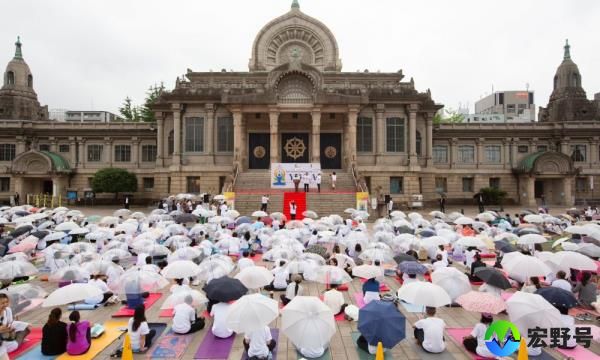 多雨的东京，拥抱积极的国际瑜伽日