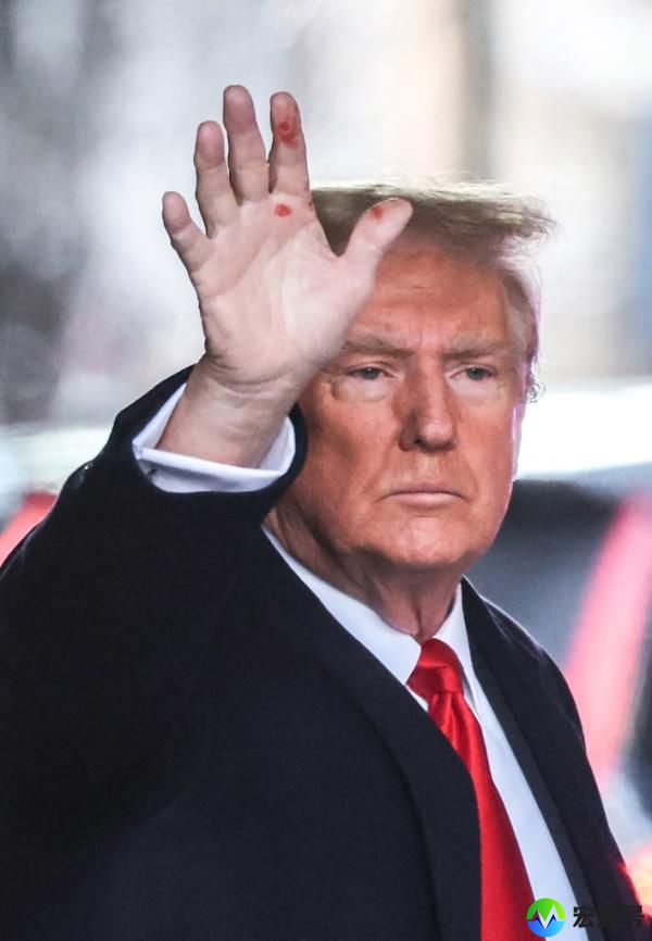 Do<em></em>nald Trump waving.