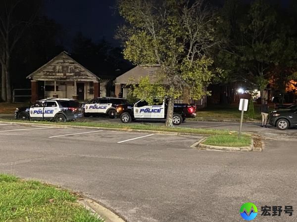 在伯明翰废弃房屋旁的人行道上，一男一女被发现死在布满弹孔的汽车里