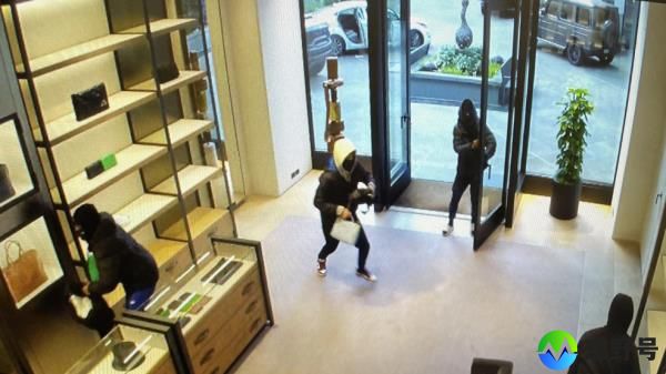 两名青少年在贝尔维尤因涉嫌盗窃价值10万美元的高档时装店而劫车被捕