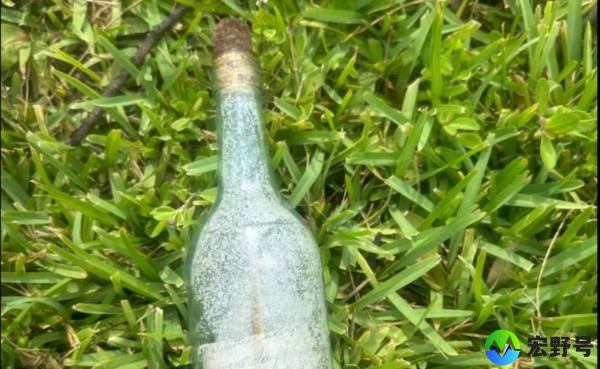 1945年，飓风黛比将一个装在瓶子里的信息冲到了佛罗里达的海滩上