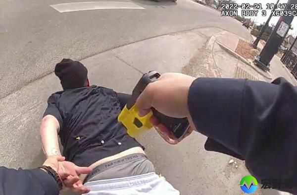 一名女子在地上被泰瑟电击，她起诉警察和局长没有报告
