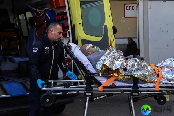 一艘船在希腊岛沉没，13人失踪，搜救工作正在进行