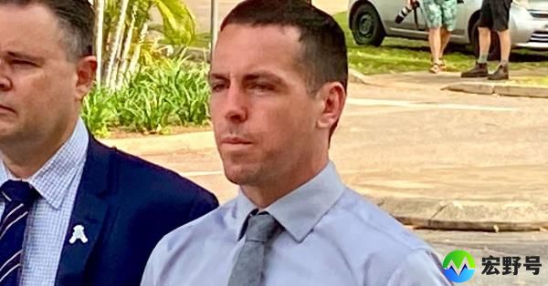 扎卡里·罗尔夫来整理沃克死亡调查的证据